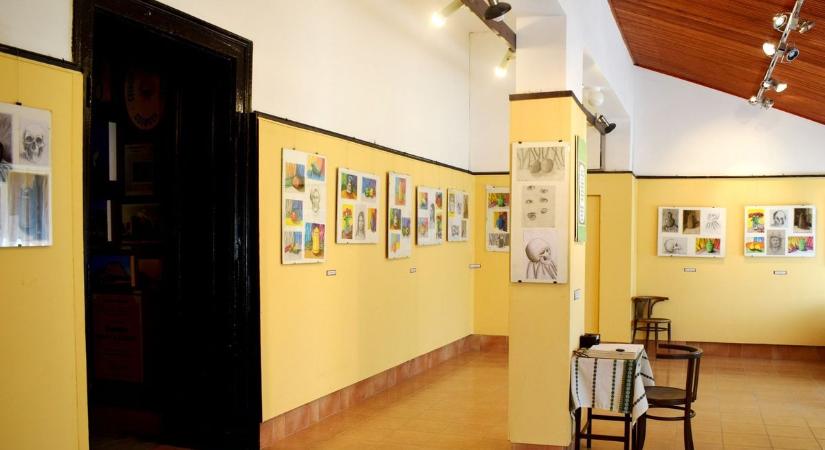Gyerekek rajzaiból nyílt kiállítás Csengerben
