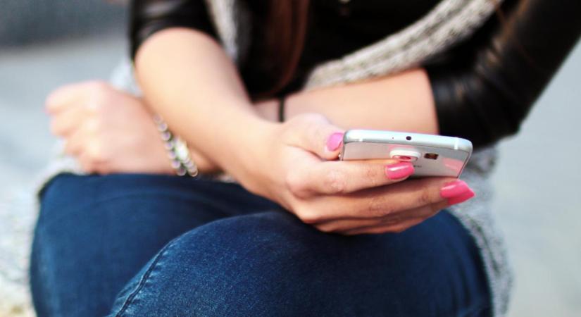 100 eurót kínálnak csalók hivatalosnak tűnő SMS-ekben