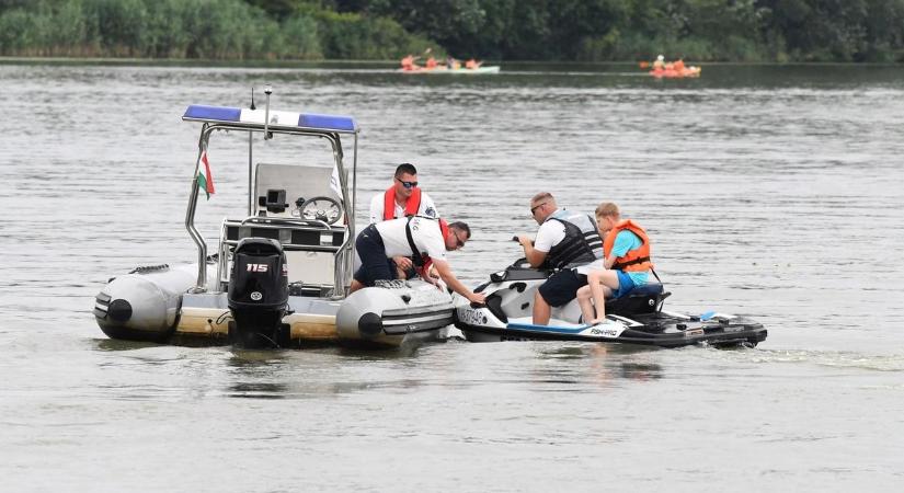 Vízből mentési gyakorlatot tartottak a Tisza-tónál