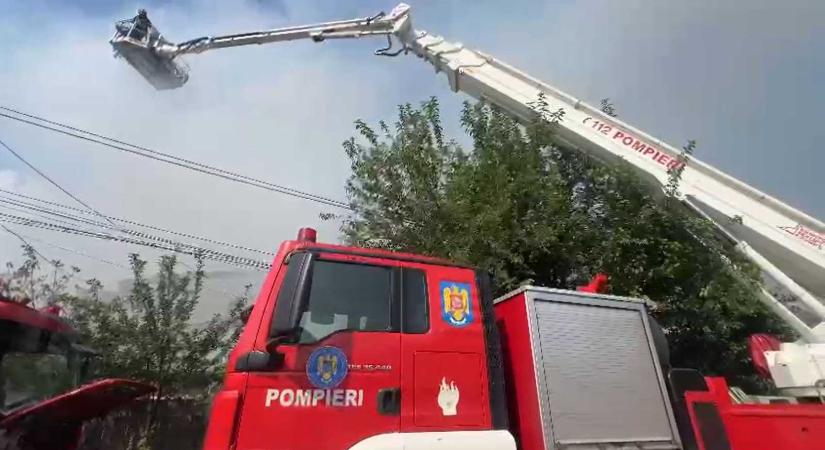 Lakótelepen tombolt a tűz Bukarestben
