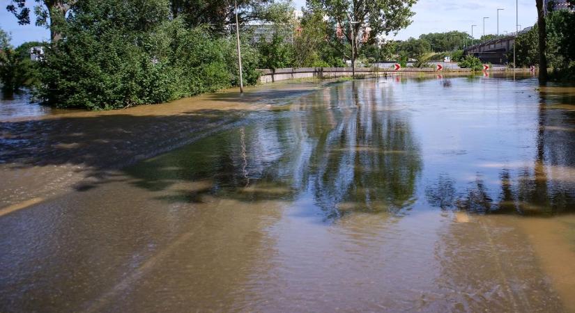 Áradásokat okoztak a heves esőzések – utakat és épületeket öntött el a víz