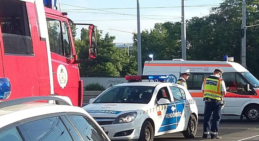 Óriási balesetet okozott a Róbert Károly körúton egy sofőr, majd elmenekült a helyszínről