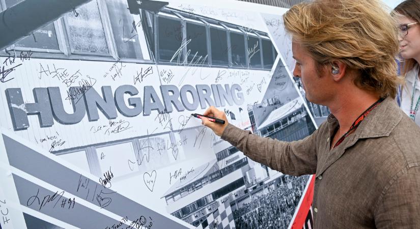 Az F1-versenyzők többsége dedikálta a Hungaroring emlékfalat
