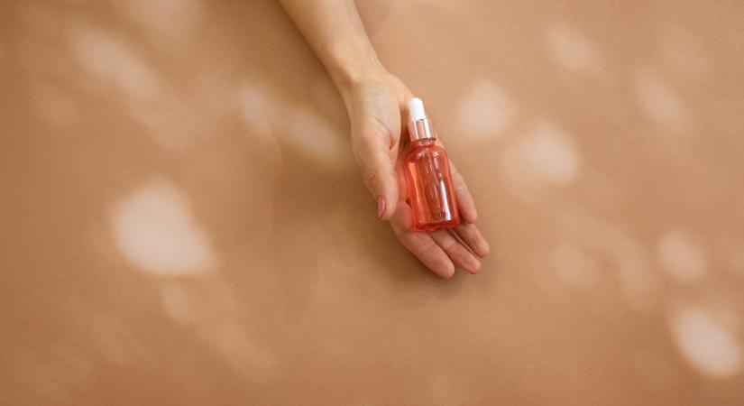 Így maradhat tartós a parfüm száraz bőrön is