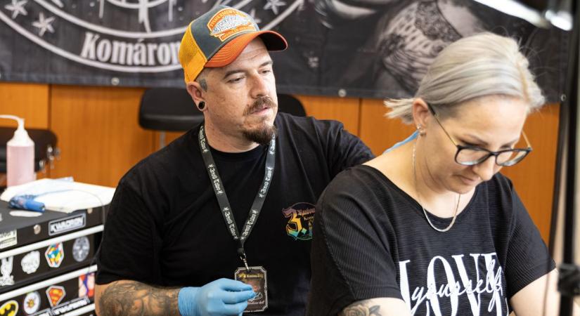 Jótékonysági varratás: állatvédőknek gyűjtöttek a tetoválók