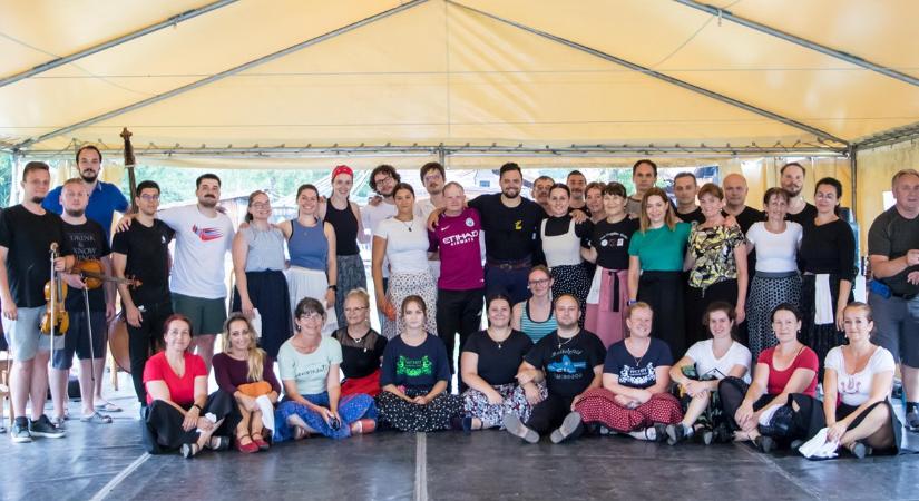 Minden Magyarok Tánctábora - Kiscsőszi táncoslábú résztvevők Bécstől Vancouverig