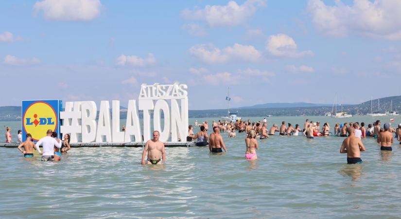 A nagy csobbanás: ilyen volt az idei Balaton-átúszás – Járai Máté és a következő magyar űrhajós is teljesítette a nagy kihívást – videó, fotók