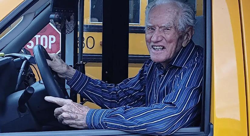 94 éves a világ legidősebb buszsofőrje, aki egy iskolabuszt vezet