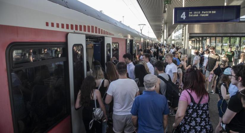 62 százalékkal többen utaznak vonaton, mint tavaly, de az Orbán-kormány még nem jött rá, hogy az olcsó bérlet mellé korszerű vasúti közlekedést kellene adni