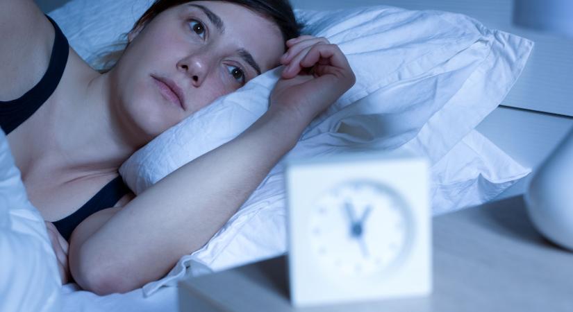 Lehet, hogy nyitott szemmel alszik este? Ezek a nappali tünetek utalhatnak rá