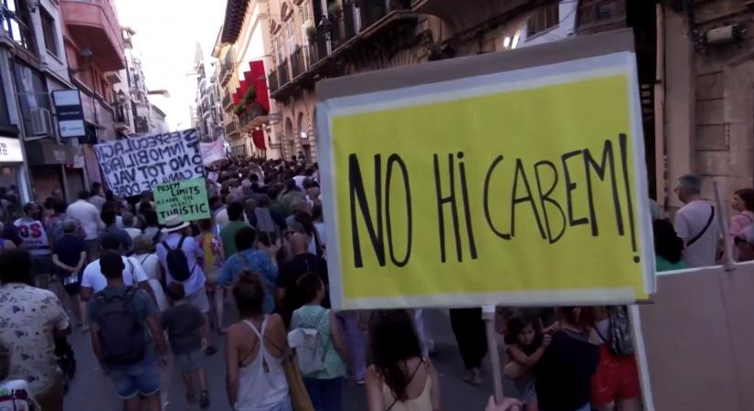 A turistaáradat ellen tüntettek Mallorcán