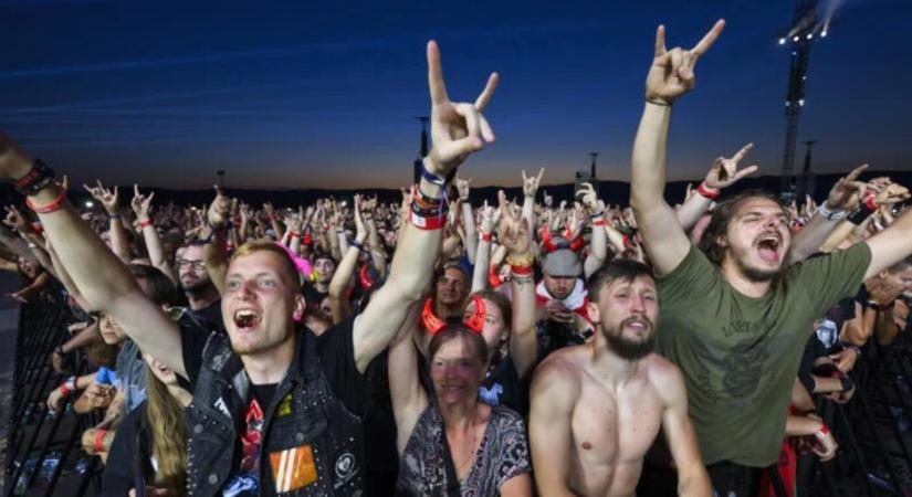 FOTÓK: 100 ezernél is több rajongó érkezett az AC/DC pozsonyi koncertjére