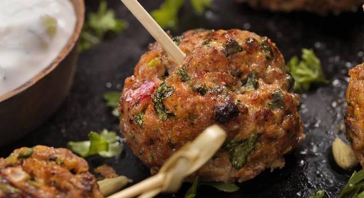 Fűszeres görög húsgolyó: tzatzikivel kínáld