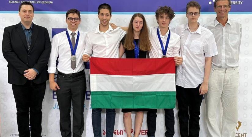 Két ezüstérmet, egy bronzot és két dicséretet szereztek a magyar diákok az Európai Fizikai Diákolimpián