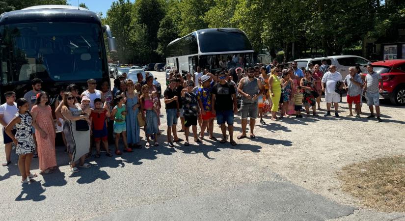 Százhúsz roma szülő és gyermek utazhatott Siófokra