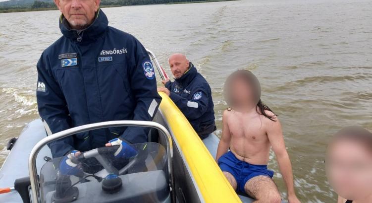 Nagy volt az ijedtség Velencei-tónál: bajbajutott SUP-osokat mentettek ki a vízből a rendőrök - fotó