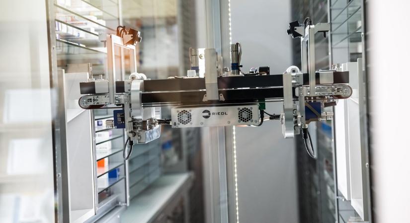Patikarobot állt munkába a Semmelweis Egyetem gyógyszertárában – fotó