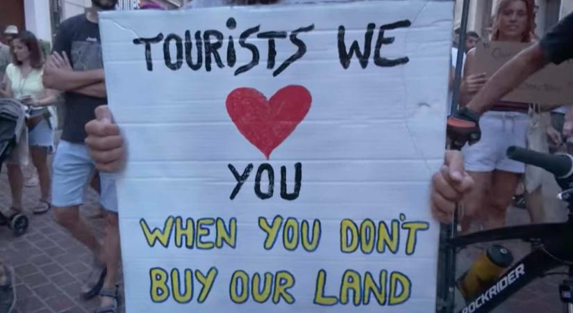 Megbénult Mallorca fővárosa a turisták ellen tüntető több ezres tömegtől