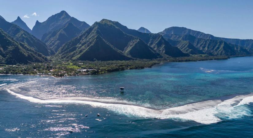 Szörfösök edzenek az Olimpiára Tahiti partjainál