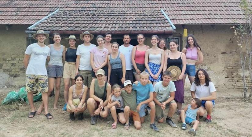 Önkéntes fiatalok dolgoztak a több mint százéves tanya felújításán – galériával