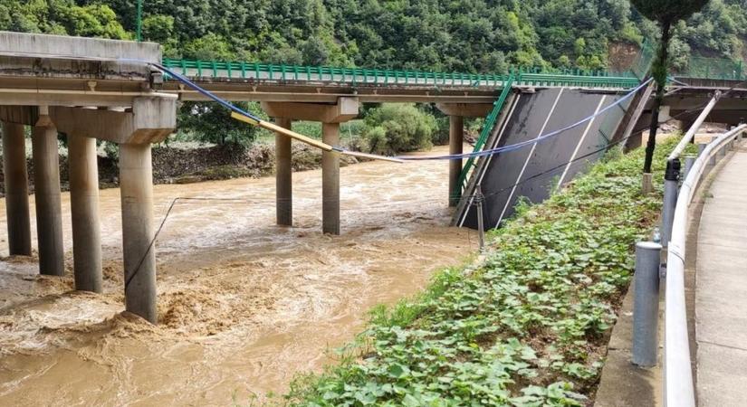 Villámárvíz okozott hídomlást, legalább tizenegy ember vesztette életét Kínában