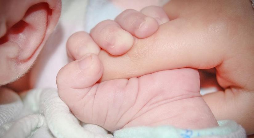 4 hónapos csecsemő sírásától volt hangos a parkoló: ismét az autóban hagytak egy babát