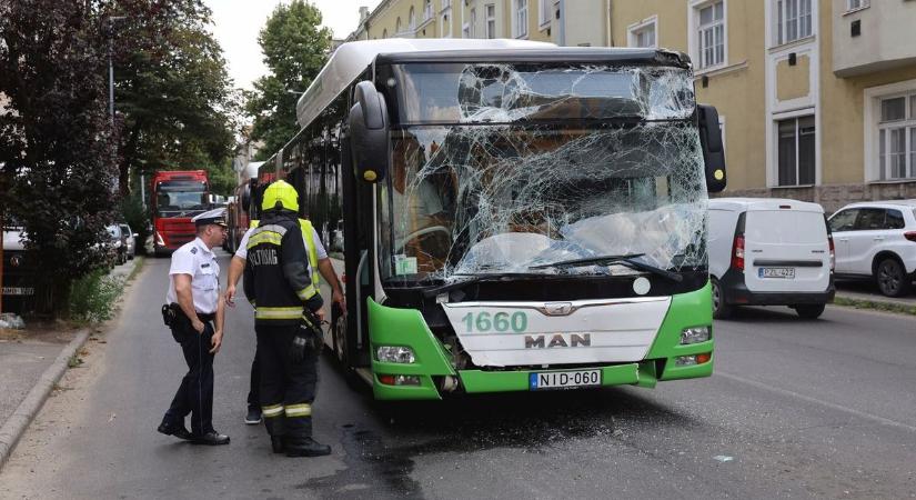Buszok ütköztek a Zsolcai kapuban – beszorult az egyik sofőr (fotók,videó)