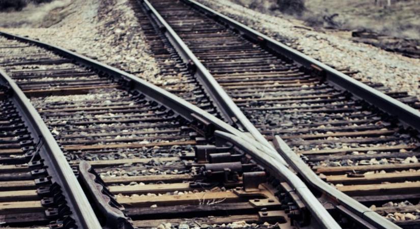 Tragédia történt a vasútállomáson: az ikerlányok babakocsija a vonat alá zuhant, az apuka is meghalt