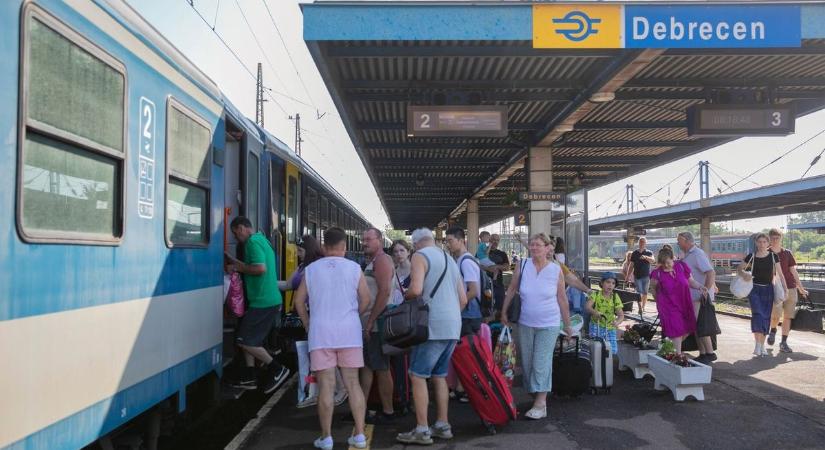 Orrvérzés, pánik és ájuldozó idősek a klíma nélküli, Debrecenbe tartó vonaton