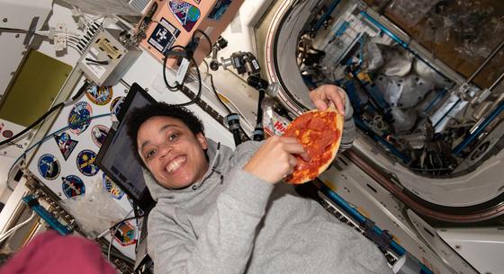 Nem tudnak egy jóízűt enni az űrhajósok a Nemzetközi Űrállomáson, most kiderült, miért