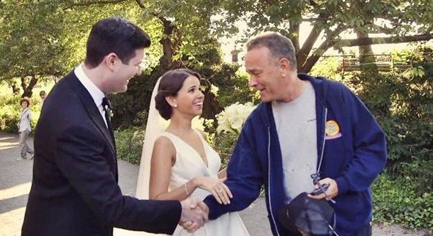 Összefutottak Tom Hanks-szel, amikor az esküvői fotózásra készültek. Nézd meg mit tett ekkor a színész!