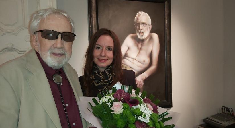 40 évvel fiatalabb tanítványát vette el a 88 éves magyar festőművész
