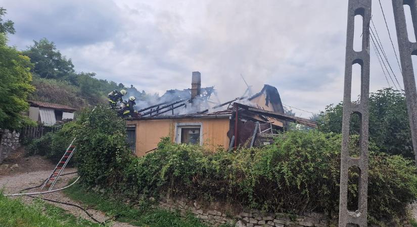 Háromtagú család otthona égett le Felsőtárkányban  videó