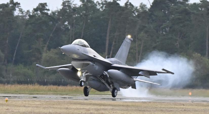 Megérkezett az első két F–16-os vadászgép Szlovákiába (FOTÓK)