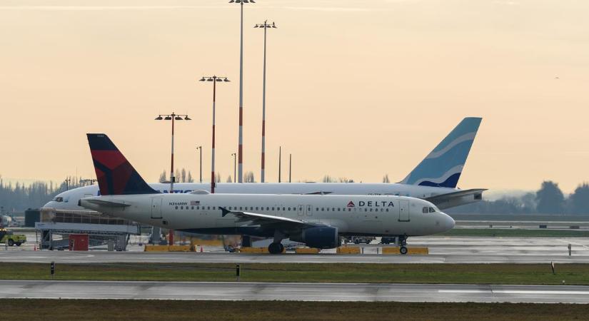 Még mindig tart a kékhalálkáosz: több száz járatot törölt az egyik légitársaság hétfőn