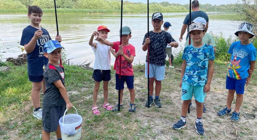 Horgászbotot is ragadhattak a tiszafüredi kajaktáboros gyerekek