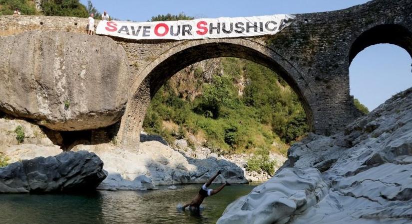 Albánia egyik legszebb folyóját veszélyezteti a turistaáradat