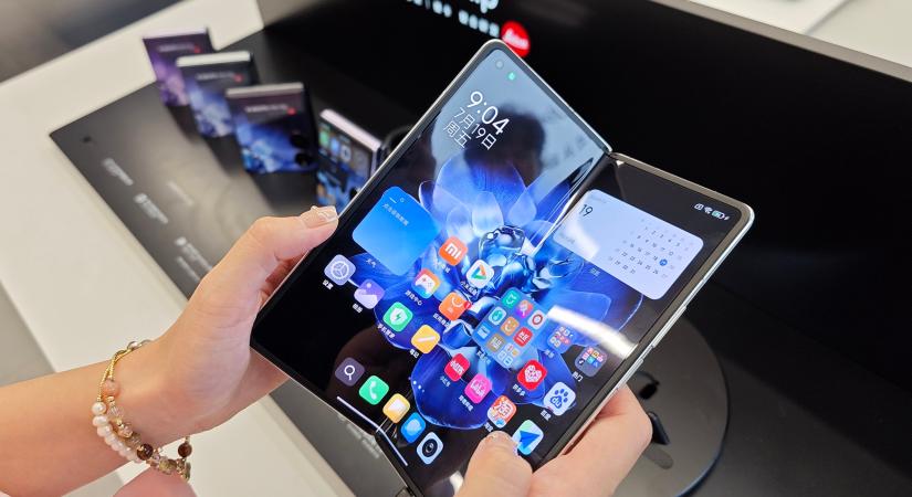 A Xiaomi legújabb hajlítható telefonja olyan vékony, mintha egy hagyományos okostelefon lenne