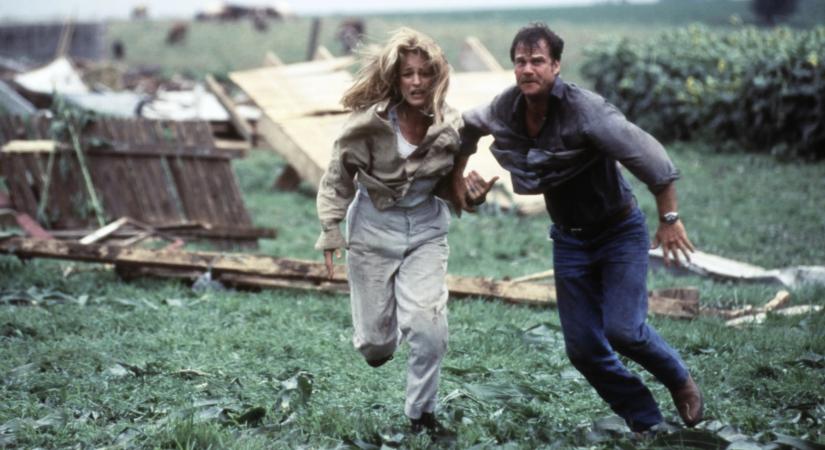 A Twister kaszkadőrkoordinátora szerint Spielberg személyesen üvöltötte le a fejét a film rendezőjének a kaotikus forgatási körülmények közepette lelépő stáb miatt