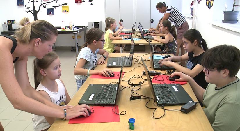 Modern, digitális eszközökkel kézműveskednek a debreceni iskolások – videóval