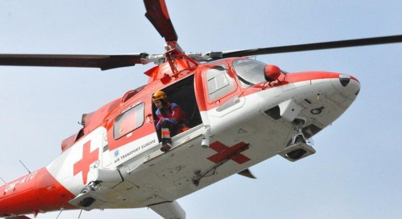 Összeütközött két fiatal motoros, egyikükért mentőhelikopter érkezett