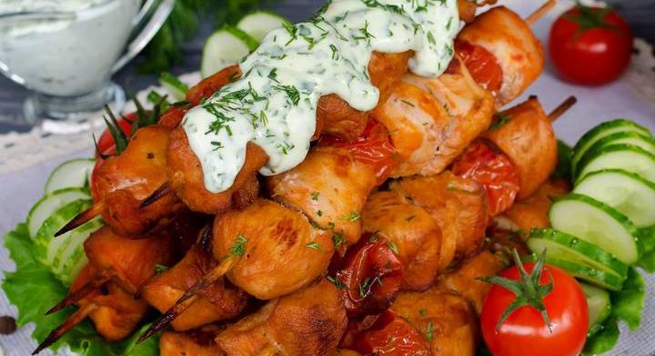 Szaftos és ízletes görög csirkenyárs: sült krumplival és salátával kínáld