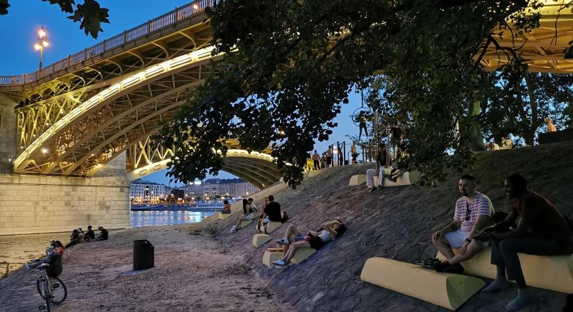 Ülőfelületeket helyezett el a Valyo a Duna-parti rézsűkre