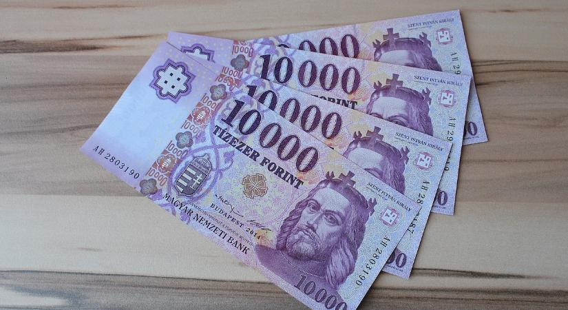 Elképesztő csalás terjed a TikTokon: aprópénzért cserébe kínálják a hamis tízezreseket