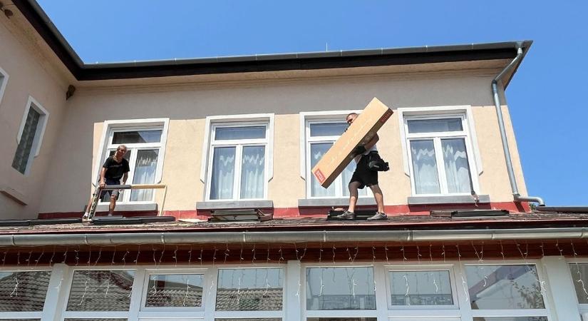 Új tetőablakot kapott a bakonysárkányi iskola