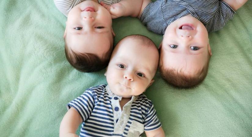 Így lehet három csecsemőt egyszerre etetni - Fotókon 6 life hack apáktól, amit imádni fogsz
