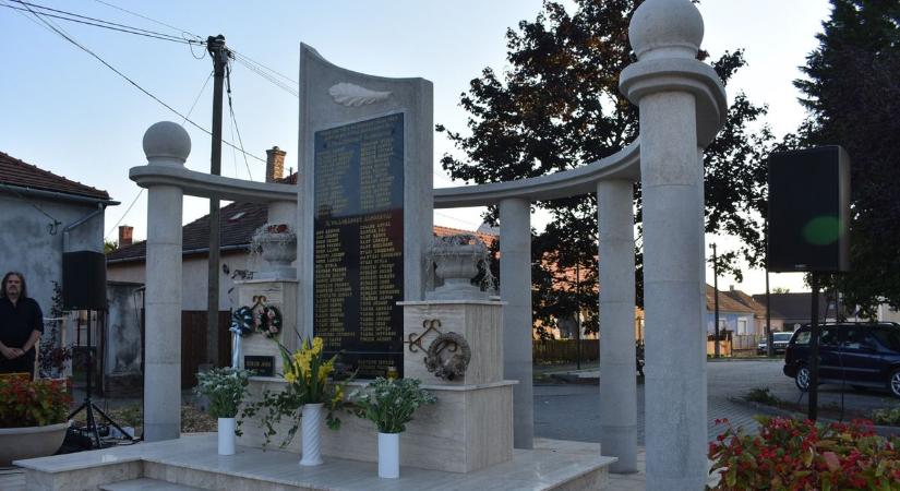 Világháborús emlékművet avattak Csóton