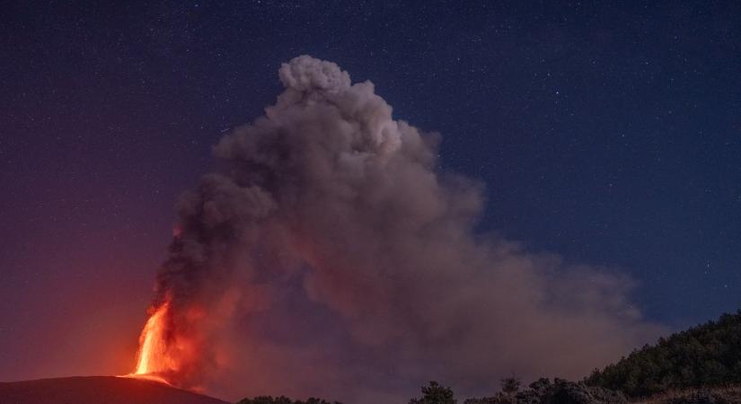 Vulkánkitörés miatt le kellett zárni az olasz repteret  videó