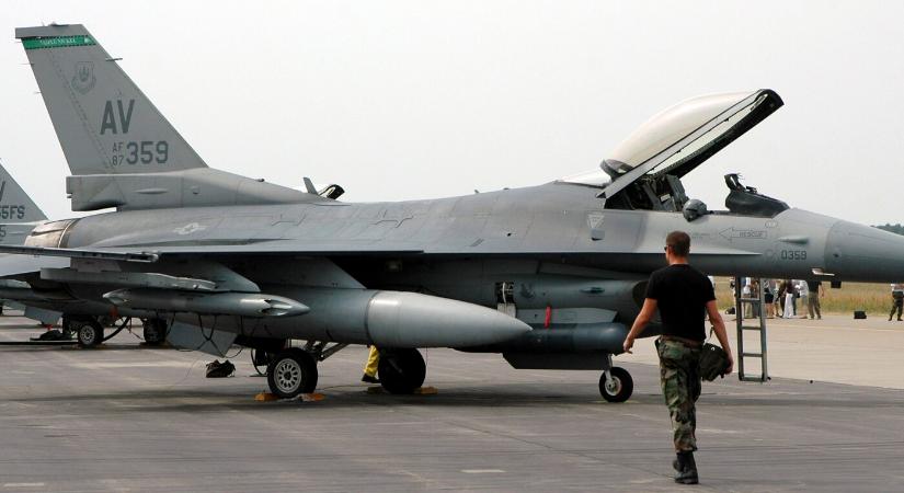 SaS: A kormány a vadászgépek üdvözlésével a saját képmutatását bizonyította