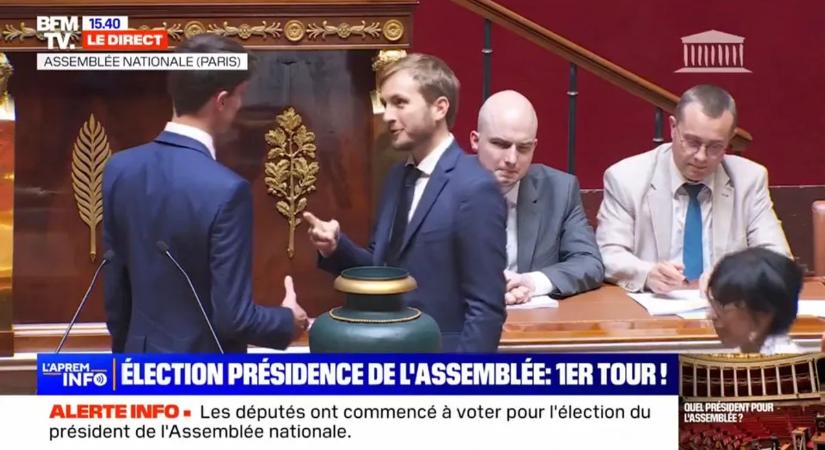 Elképesztő jelenetek a francia parlamentben: nem fogtak kezet egy politikussal, csak azért mert jobboldali – videó